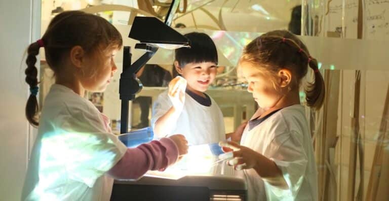 Children learning in nature under the Reggio Emilia approach